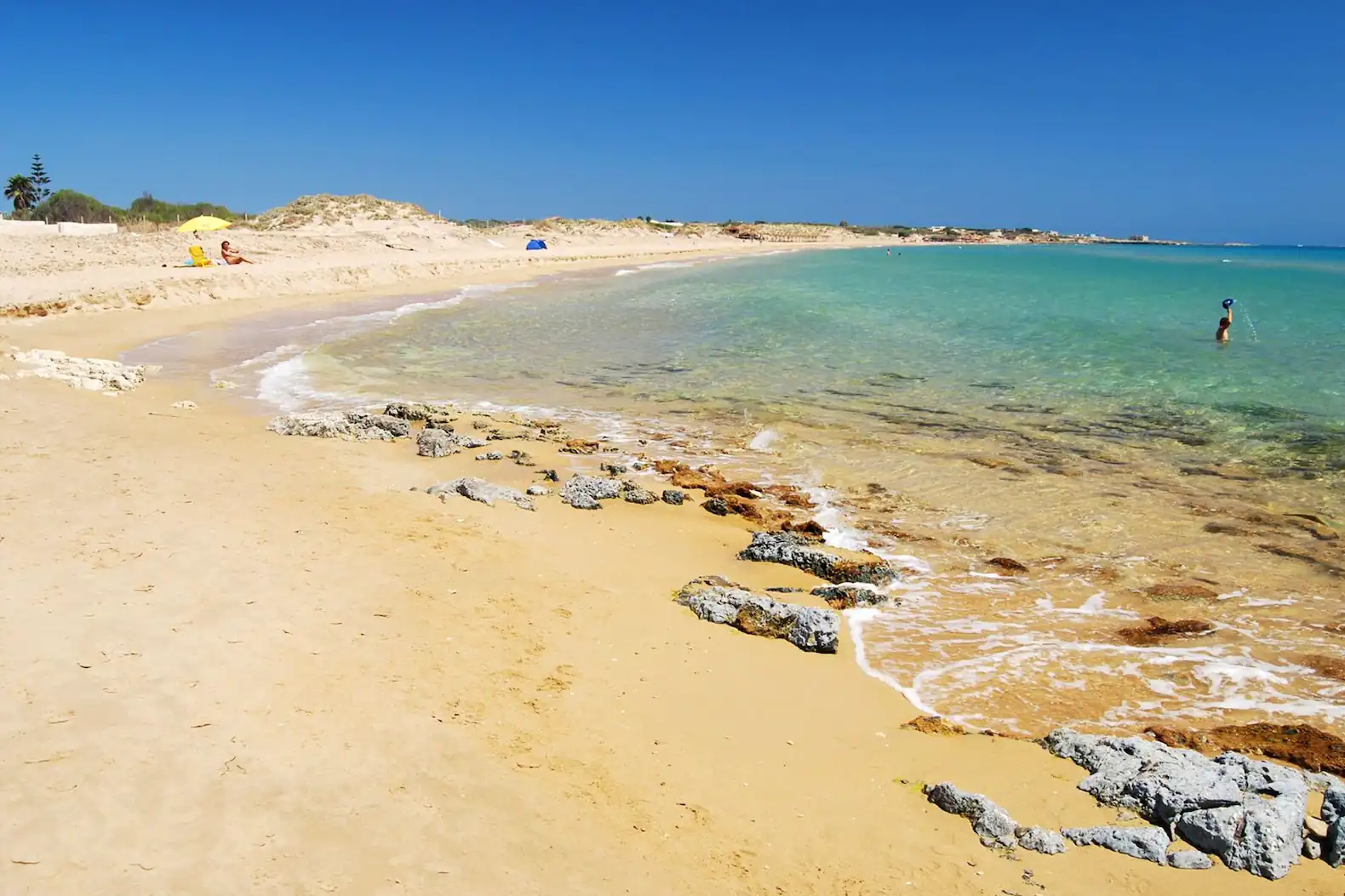 Spiaggia Carratois Playa a 300 metri dal Glamping, raggiungibile con una breve passeggiata.