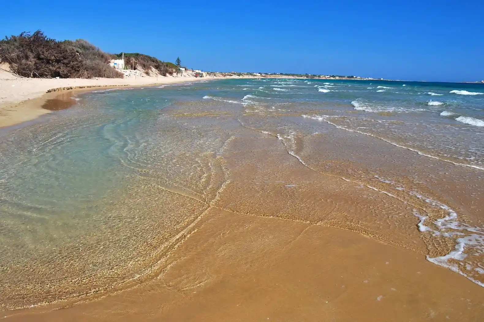 Mare cristallino e sabbia finissima sulla Spiaggia Carratois Playa.