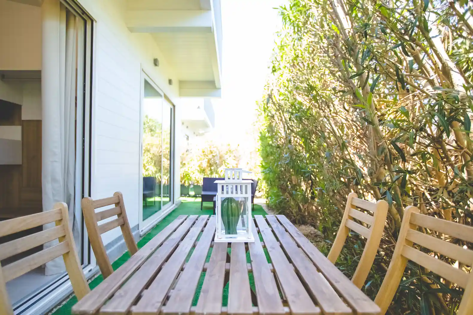 Spazio Esterno Relax con Tavolo, Sedie e Divanetti presso la Casetta Glamping.