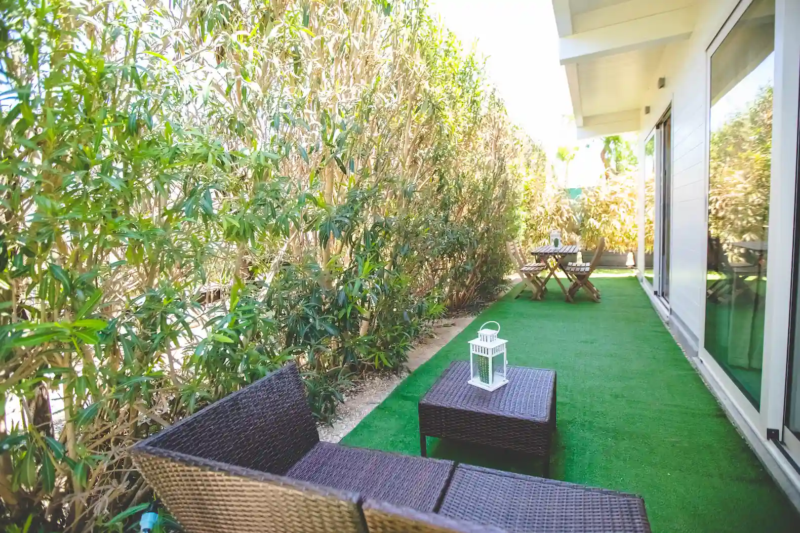 Spazio Esterno Relax con Tavolo, Sedie e Lounge Area presso la Casetta Glamping.