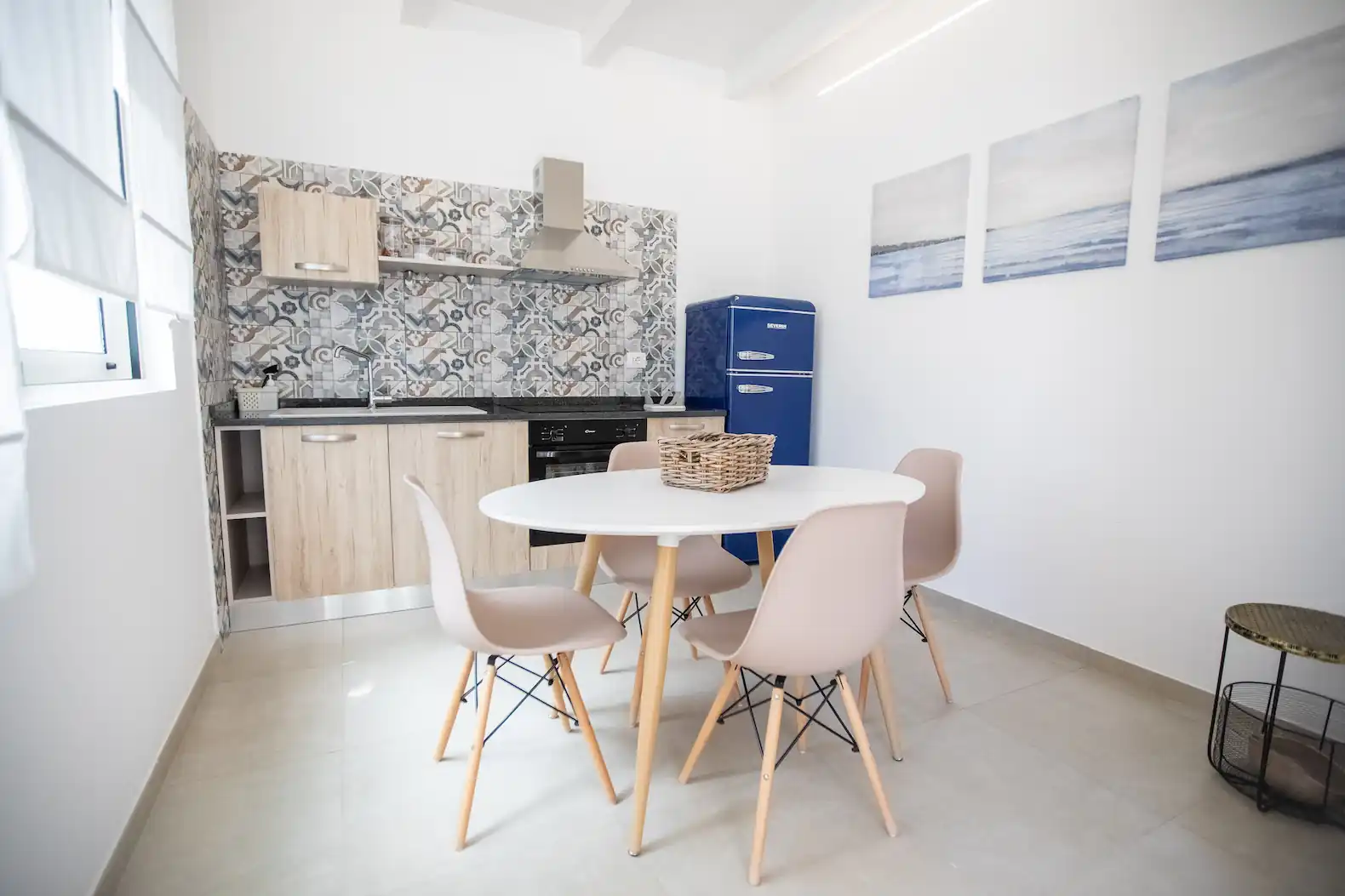 Cucina elegante con tavolo rotondo e 4 sedie in una casetta di lusso a Glamping Carratois.