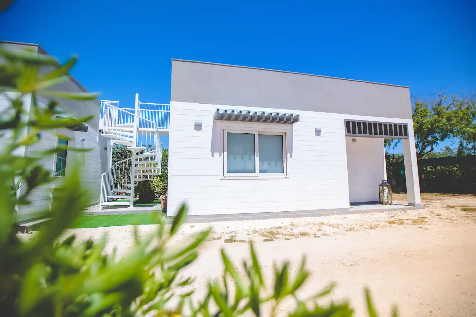 Casetta Glamping in Sicilia con stile moderno, circondata dalla natura.
