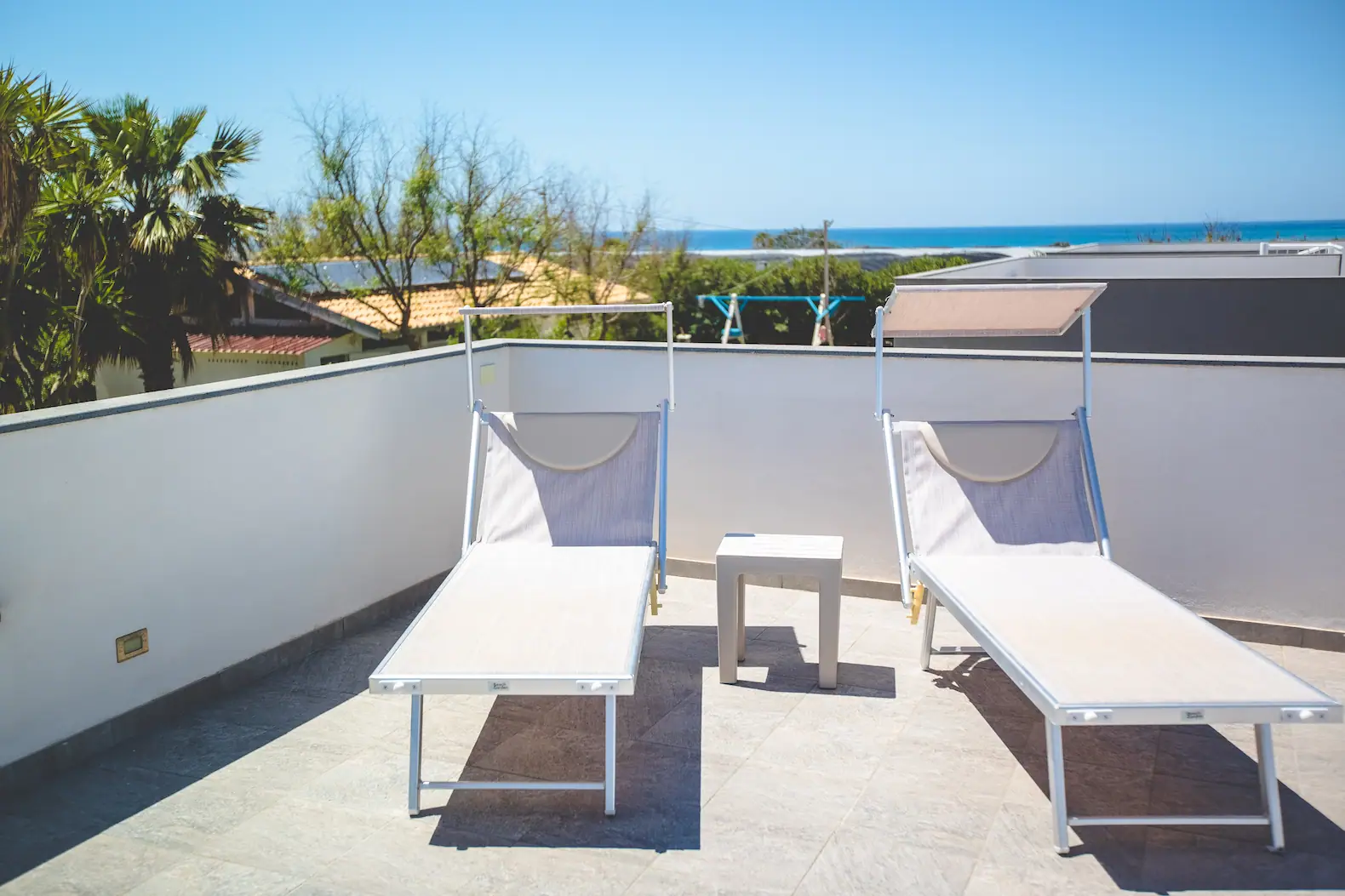 Dettaglio Sdraio sul Terrazzo della Casetta Glamping con Vista Mare.